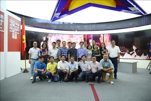 Đoàn công tác Tổng công ty Điện lực TP Hồ Chí Minh tham quan Nhà truyền thống ngành Điện lực Việt Nam
