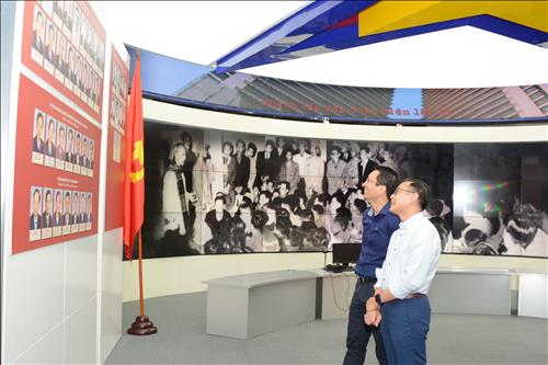 Đoàn cán bộ Bảo tàng lịch sử Quốc gia tham quan Nhà truyền thống ngành Điện lực Việt Nam