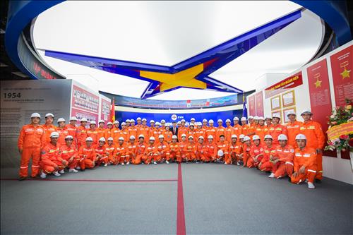 Đoàn thợ giỏi Tập đoàn Điện lực Việt Nam năm 2022 tham quan Nhà truyền thống ngành Điện lực Việt Nam