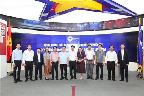 Đoàn Đại biểu Quốc hội các tỉnh Khu vực miền Trung và Tây Nguyên tham quan Nhà truyền thống ngành Điện lực Việt Nam