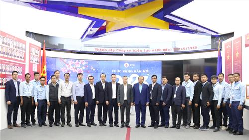 Đoàn công tác Tổng công ty Điện lực Campuchia tham quan Nhà truyền thống ngành Điện lực Việt Nam
