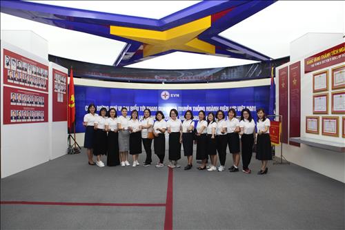 Đoàn nữ CBCNV Công ty Phát triển Thủy điện Sê San tham quan Nhà truyền thống ngành Điện lực Việt Nam