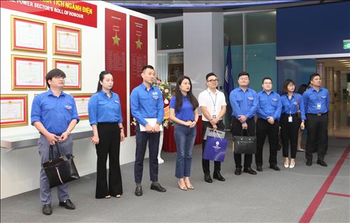 Đoàn Khối Doanh nghiệp Hà Nội tham quan Nhà truyền thống ngành Điện lực Việt Nam