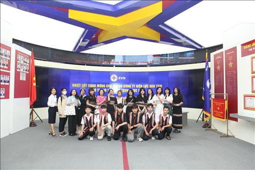 Đoàn con CBCNV Công ty Điện lực Kon Tum có thành tích cao trong học tập tham quan Nhà truyền thống ngành Điện lực Việt Nam