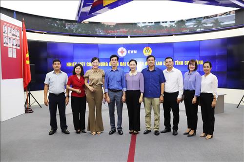 Chùm ảnh: Đoàn đại biểu Liên đoàn Lao động tỉnh Cao Bằng tham quan Nhà truyền thống ngành Điện lực Việt Nam
