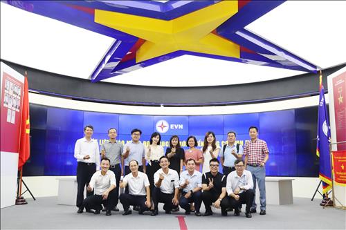 Đoàn CBCNV mới được tuyển dụng tại Cơ quan Tập đoàn Điện lực Việt Nam thăm Nhà truyền thống ngành Điện
