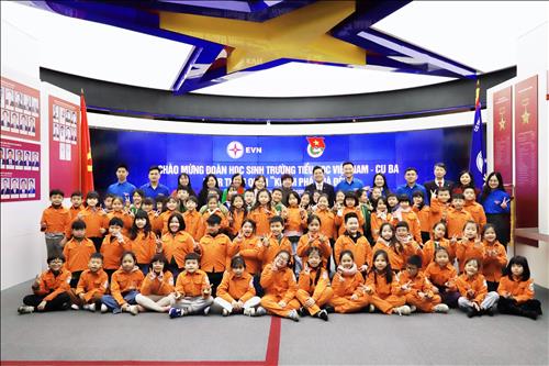 Chương trình “Khám phá nhà đèn” của Đoàn học sinh Trường Tiểu học Việt Nam – Cu Ba tại Nhà truyền thống ngành Điện lực Việt Nam