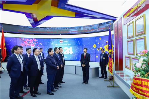 Thủ tướng Phạm Minh Chính thăm Nhà truyền thống ngành Điện lực Việt Nam và Trung tâm Điều độ Hệ thống điện Quốc gia