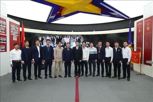 Đoàn kỹ sư là trưởng ca, kíp các nhà máy thuỷ điện Sơn La, Lai Châu tham quan Nhà truyền thống ngành Điện lực Việt Nam