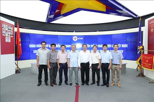 Đoàn công tác Tổng Công ty Điện lực miền Trung tham quan Nhà truyền thống ngành Điện lực Việt Nam