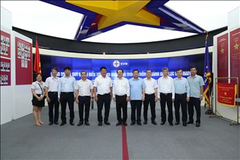 Bộ trưởng Bộ Khoa học và Công nghệ Huỳnh Thành Đạt thăm Nhà truyền thống ngành Điện lực Việt Nam
