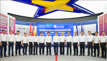 Đoàn Công ty Truyền tải điện 3 thăm Nhà truyền thống ngành Điện lực Việt Nam