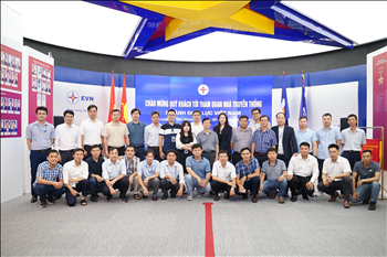 Đoàn lớp đào tạo ứng viên chuyên gia lĩnh vực “Cơ khí, cân bằng động” thăm Nhà truyền thống ngành Điện