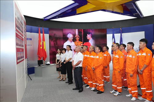 Đoàn đại biểu “Người lao động ngành Điện tiêu biểu” năm 2025 tham quan Nhà truyền thống ngành Điện lực Việt Nam