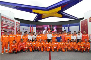 Đoàn đại biểu “Người lao động ngành Điện tiêu biểu” năm 2025 tham quan Nhà truyền thống ngành Điện lực Việt Nam