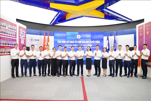 Đoàn đảng viên tiêu biểu Công ty Thủy điện Sơn La thăm Nhà truyền thống ngành Điện lực Việt Nam