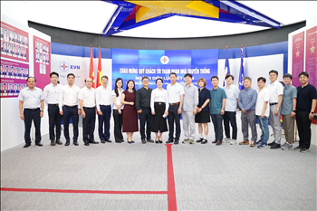 Viện Lao động và Xã hội Hàn Quốc tham quan Nhà truyền thống ngành Điện lực Việt Nam