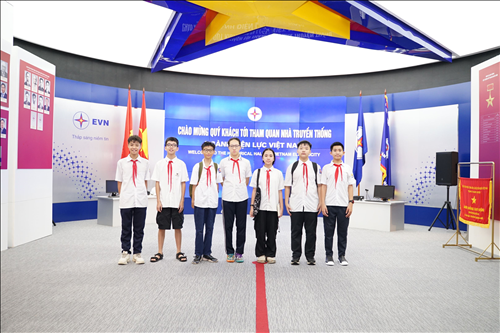 Đại diện học sinh các trường THCS trên địa bàn thành phố Hà Nội tham quan Nhà truyền thống ngành Điện lực Việt Nam