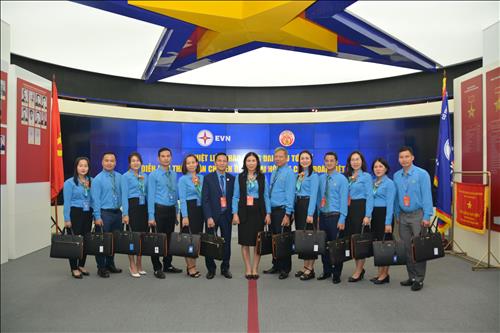 Đoàn đại biểu dự diễn đàn chuyên đề số 3 trước thềm Đại hội XIII Công đoàn Việt Nam thăm Nhà truyền thống ngành Điện lực Việt Nam