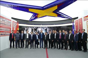Đoàn đại biểu cấp cao Thanh tra Nhà nước Cộng hòa Dân chủ Nhân dân Lào tham quan Nhà truyền thống ngành Điện