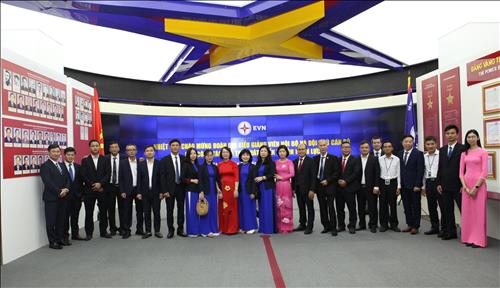 Đoàn đại biểu giảng viên nội bộ giỏi trong Tập đoàn Điện lực Quốc gia Việt Nam thăm Nhà truyền thống ngành Điện
