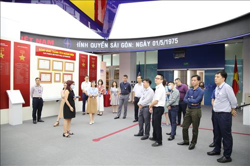 CBCNV mới được tuyển dụng tại Cơ quan Tập đoàn Điện lực Việt Nam thăm Nhà truyền thống ngành Điện