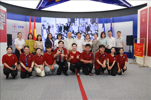 Đoàn giảng viên và sinh viên Khoa Truyền thông sáng tạo - Trường Đại học Nguyễn Tất Thành thăm Nhà truyền thống ngành Điện lực Việt Nam