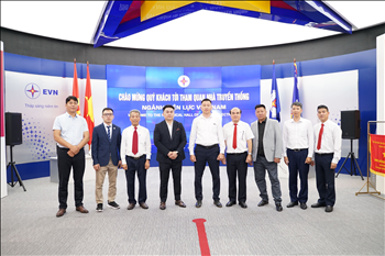 Đoàn đại biểu Công đoàn Năng lượng, Địa chất và Khai thác mỏ Mông Cổ tham quan Nhà truyền thống ngành Điện lực Việt Nam