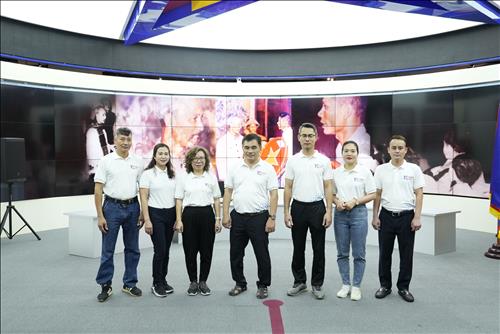Chi bộ Văn phòng thuộc Đảng bộ Công ty Truyền tải điện 1 (PTC1) tham quan Nhà truyền thống ngành Điện lực Việt Nam