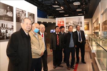 Đoàn các đồng chí cán bộ hưu trí nguyên lãnh đạo ngành Điện tham quan Nhà truyền thống ngành Điện lực Việt Nam 