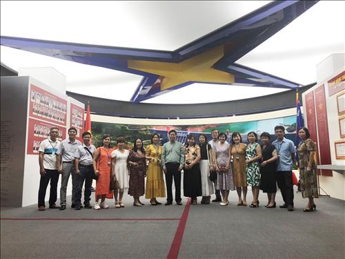 Chùm ảnh: Đoàn doanh nhân thuộc Hội nông dân tỉnh Thanh Hóa tham quan Nhà truyền thống ngành Điện
