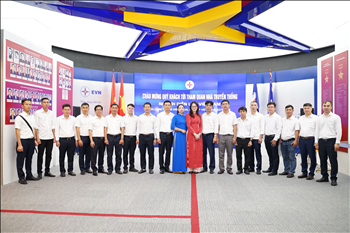 Đoàn đại biểu gương điển hình tiên tiến cấp Tổng công ty giai đoạn 2020 - 2025 của EVNGENCO1 tham quan Nhà truyền thống ngành Điện lực Việt Nam