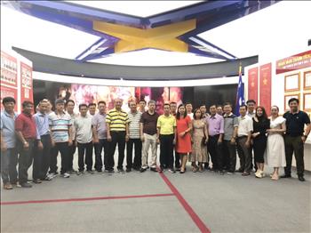 Đoàn công tác Công ty Điện lực Quảng Nam tham quan Nhà truyền thống ngành Điện lực Việt Nam